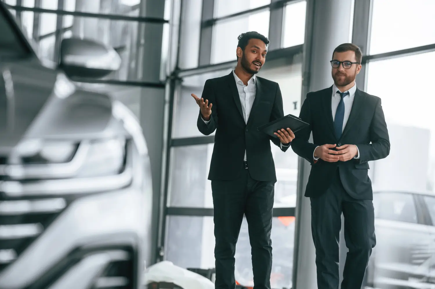 FB Consulting ,Nattheim , Ferhat Baygin , Audits, Wertstromanalysen ,  Projektmanagement , Lieferantenentwickluà,Apropos Auto. Mann berät den Kunden im Autohaus